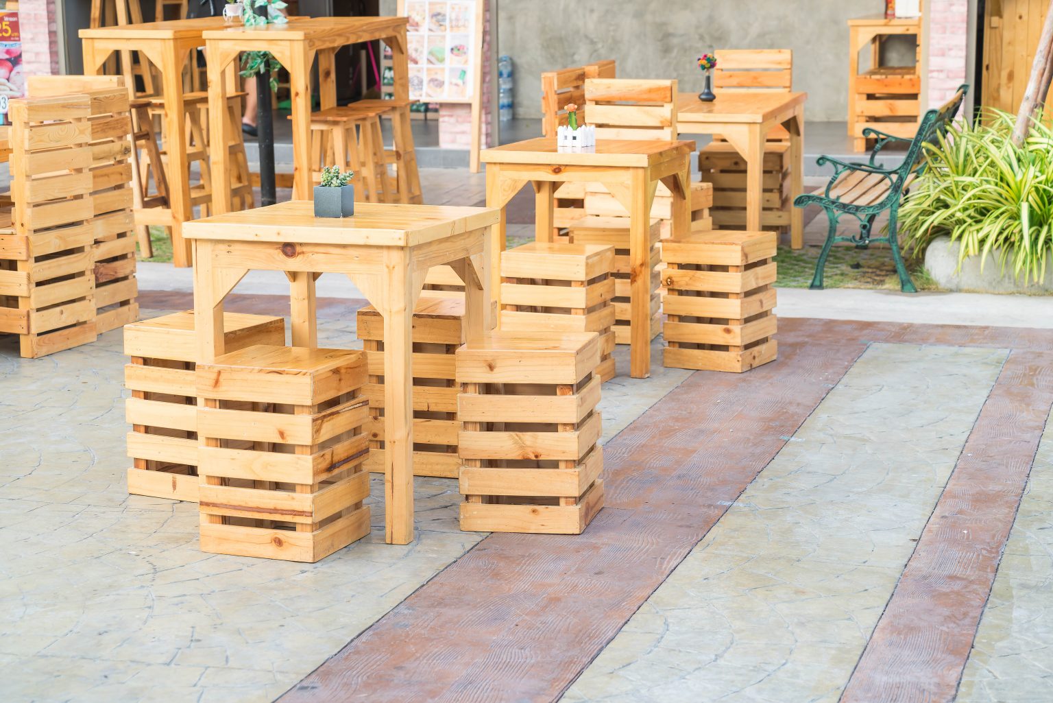 Como os móveis de pallets podem ser adaptados para espaços comerciais ...