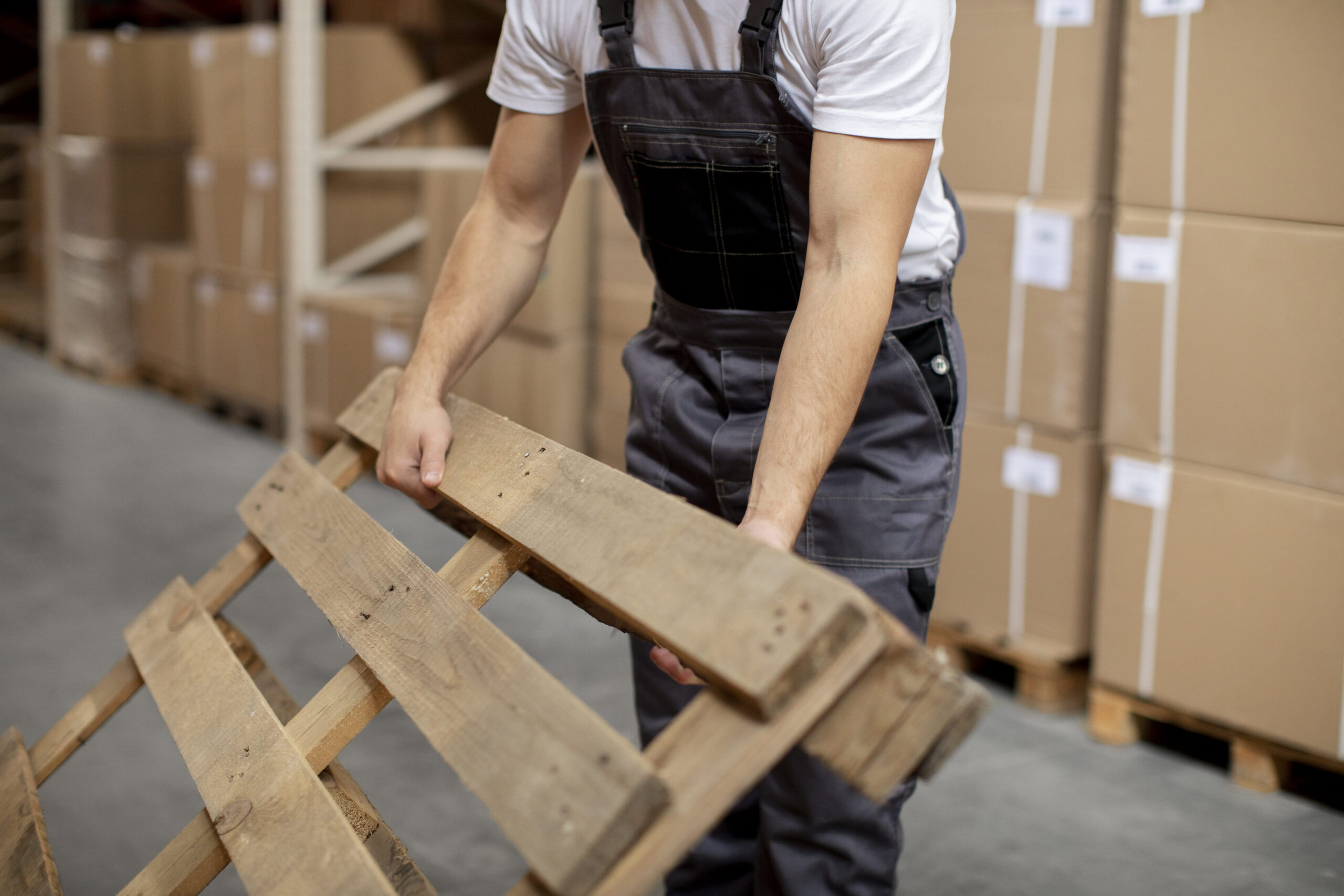 Pallets de madeira com estrutura reforçada e design padronizado para transporte de cargas