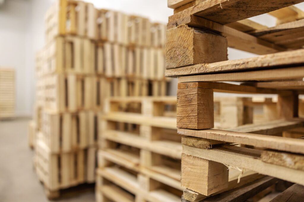 Pallets longarina empilhados em área de estocagem industrial