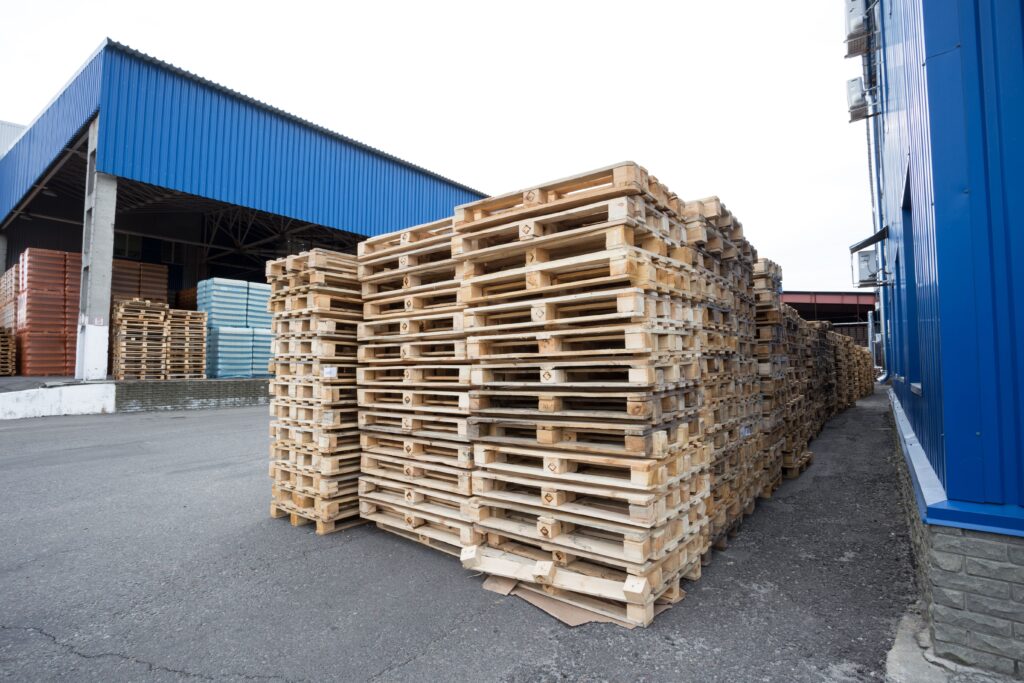 Pallets PBR empilhados prontos para uso em armazém logístico
